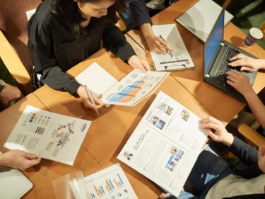 「東証一部企業の証券会社」で働く「営業職」の仕事内容・給料レポート